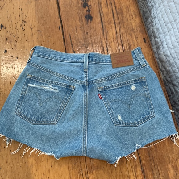 Levi’s 501 high waisted distressed jean short - Picture 2 of 4